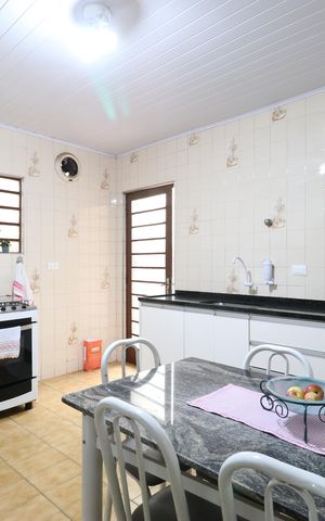 Casa à venda com 98m², 2 quartos e 2 vagasCozinha 