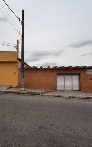 Casa à venda com 600m², 10 quartos e 2 vagas Casa à venda com 600m², 10 quartos e 2 vagasFachada