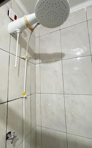 Casa à venda com 125m², 2 quartos e 2 vagas Casa à venda com 125m², 2 quartos e 2 vagasBanheiro social