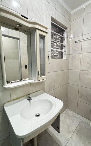 Casa à venda com 125m², 2 quartos e 2 vagas Casa à venda com 125m², 2 quartos e 2 vagasBanheiro social