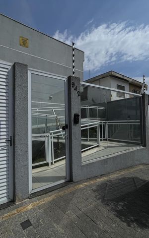 Casa de condomínio para alugar com 100m², 3 quartos e 2 vagas Casa de condomínio para alugar com 100m², 3 quartos e 2 vagasFachada