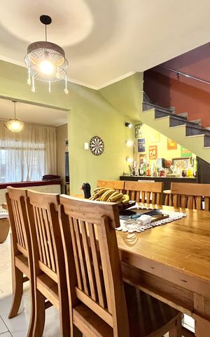 Casa à venda com 220m², 3 quartos e 2 vagasSala