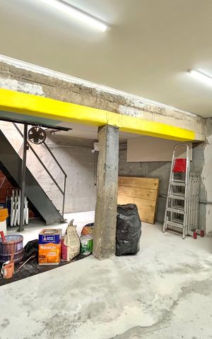 Casa à venda com 220m², 3 quartos e 2 vagasPorão 