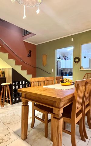 Casa à venda com 220m², 3 quartos e 2 vagasSala