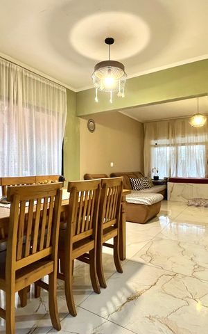 Casa à venda com 220m², 3 quartos e 2 vagasSala