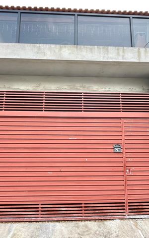 Casa à venda com 220m², 3 quartos e 2 vagasFachada