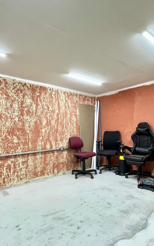 Casa à venda com 220m², 3 quartos e 2 vagasPorão 