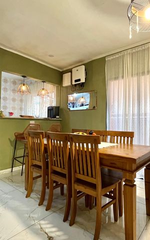 Casa à venda com 220m², 3 quartos e 2 vagasSala