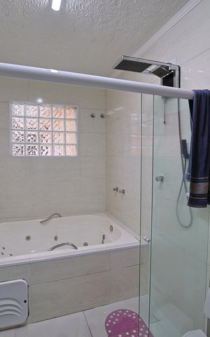 Casa à venda com 320m², 3 quartos e 2 vagasBanheiro Suíte 