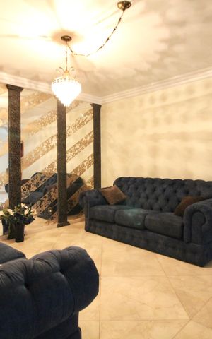 Casa à venda com 450m², 6 quartos e 5 vagas Casa à venda com 450m², 6 quartos e 5 vagasSala