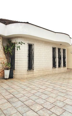 Casa à venda com 450m², 6 quartos e 5 vagas Casa à venda com 450m², 6 quartos e 5 vagasGaragem