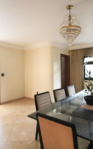 Casa à venda com 450m², 6 quartos e 5 vagas Casa à venda com 450m², 6 quartos e 5 vagasSala de jantar