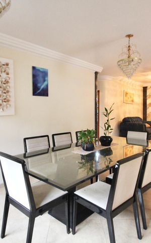 Casa à venda com 450m², 6 quartos e 5 vagas Casa à venda com 450m², 6 quartos e 5 vagasSala de Jantar