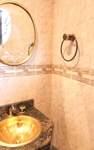 Casa à venda com 450m², 6 quartos e 5 vagas Casa à venda com 450m², 6 quartos e 5 vagasBanheiro 1