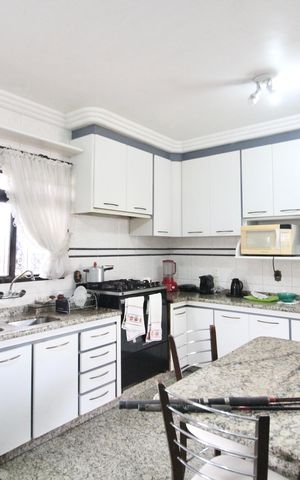 Casa à venda com 450m², 6 quartos e 5 vagas Casa à venda com 450m², 6 quartos e 5 vagasCozinha