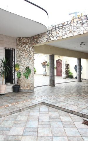 Casa à venda com 450m², 6 quartos e 5 vagas Casa à venda com 450m², 6 quartos e 5 vagasGaragem