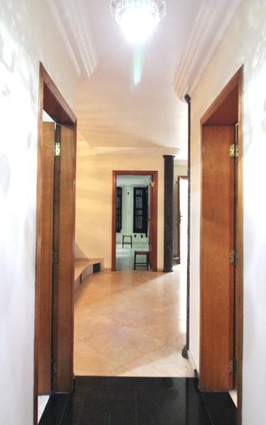 Casa à venda com 450m², 6 quartos e 5 vagas Casa à venda com 450m², 6 quartos e 5 vagasCorredor