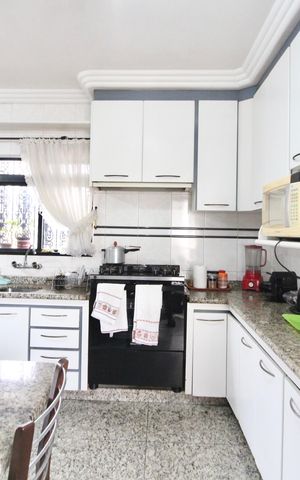 Casa à venda com 450m², 6 quartos e 5 vagas Casa à venda com 450m², 6 quartos e 5 vagasCozinha