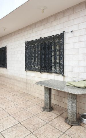 Casa à venda com 450m², 6 quartos e 5 vagas Casa à venda com 450m², 6 quartos e 5 vagasQuintal