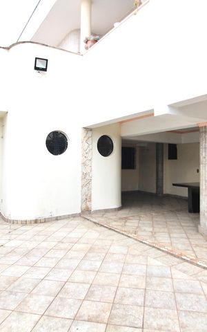 Casa à venda com 450m², 6 quartos e 5 vagas Casa à venda com 450m², 6 quartos e 5 vagasQuintal
