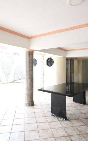 Casa à venda com 450m², 6 quartos e 5 vagas Casa à venda com 450m², 6 quartos e 5 vagasÁrea comum