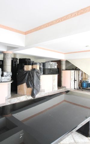 Casa à venda com 450m², 6 quartos e 5 vagas Casa à venda com 450m², 6 quartos e 5 vagasÁrea comum