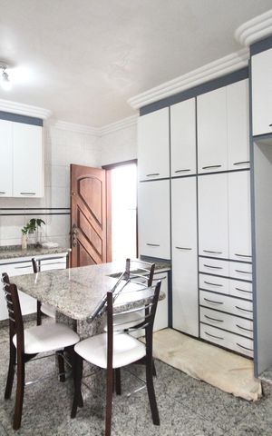 Casa à venda com 450m², 6 quartos e 5 vagas Casa à venda com 450m², 6 quartos e 5 vagasCozinha