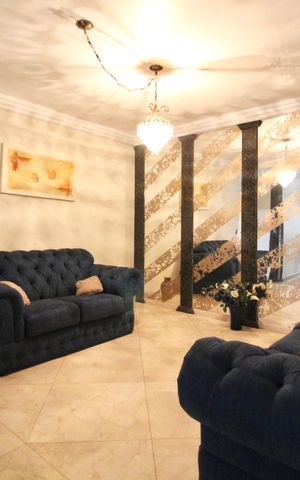 Casa à venda com 450m², 6 quartos e 5 vagas Casa à venda com 450m², 6 quartos e 5 vagasSala