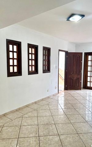 Casa para alugar com 250m², 3 quartos e 4 vagas Casa para alugar com 250m², 3 quartos e 4 vagasSala