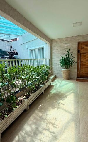 Casa à venda com 165m², 3 quartos e 2 vagas Casa à venda com 165m², 3 quartos e 2 vagasÁrea externa