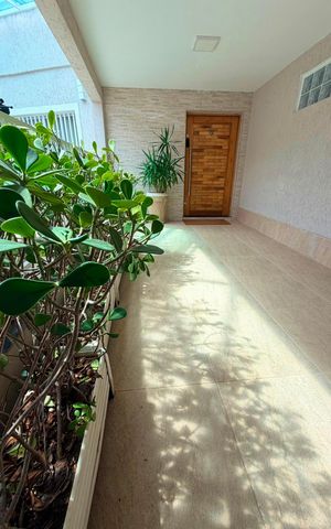 Casa à venda com 165m², 3 quartos e 2 vagas Casa à venda com 165m², 3 quartos e 2 vagasÁrea externa
