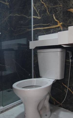 Casa de condomínio para alugar com 131m², 3 quartos e 3 vagasBanheiro da suíte