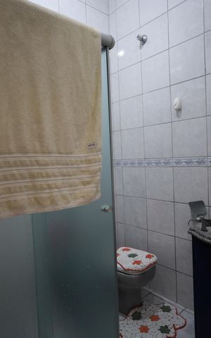 Casa à venda com 150m², 4 quartos e 2 vagasBanheiro 1