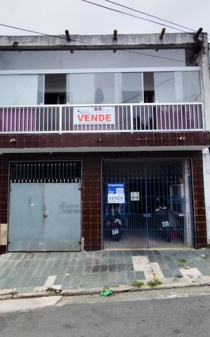 Casa à venda com 180m², 2 quartos e 1 vaga Casa à venda com 180m², 2 quartos e 1 vagaFachada