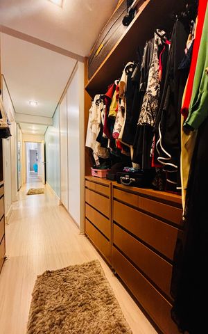 Apartamento à venda com 196m², 3 quartos e 3 vagas Apartamento à venda com 196m², 3 quartos e 3 vagasCloset da suíte 1
