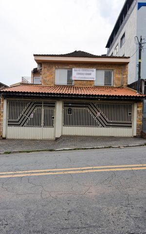 Casa para alugar com 240m², 4 quartos e 4 vagasFachada