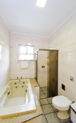 Casa para alugar com 240m², 4 quartos e 4 vagasBanheiro Social