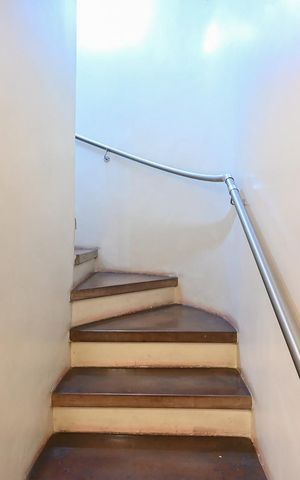 Casa à venda com 450m², 6 quartos e 4 vagasEscada
