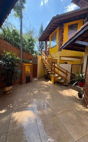 Casa à venda com 250m², 4 quartos e 2 vagas Casa à venda com 250m², 4 quartos e 2 vagasÁrea externa