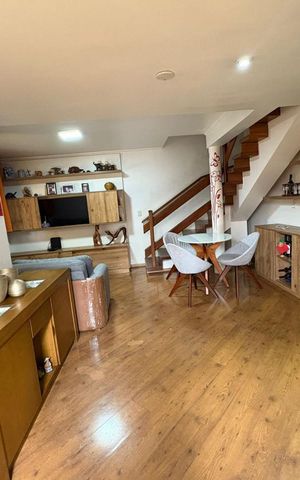 Casa à venda com 250m², 4 quartos e 2 vagas Casa à venda com 250m², 4 quartos e 2 vagasSala