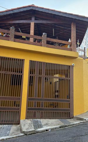 Casa à venda com 250m², 4 quartos e 2 vagas Casa à venda com 250m², 4 quartos e 2 vagasFachada