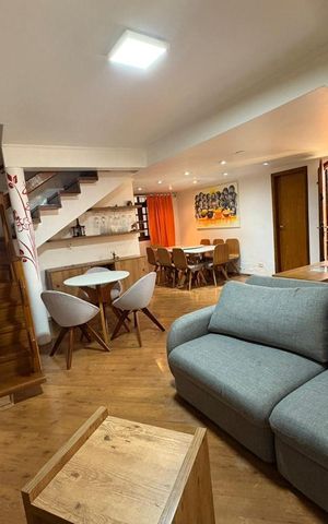 Casa à venda com 250m², 4 quartos e 2 vagas Casa à venda com 250m², 4 quartos e 2 vagasSala