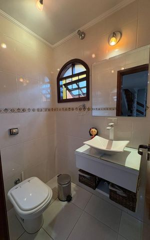 Casa à venda com 250m², 4 quartos e 2 vagas Casa à venda com 250m², 4 quartos e 2 vagasBanheiro