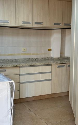 Casa à venda com 250m², 4 quartos e 2 vagas Casa à venda com 250m², 4 quartos e 2 vagasÁrea de serviço