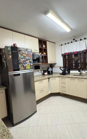 Casa à venda com 250m², 4 quartos e 2 vagas Casa à venda com 250m², 4 quartos e 2 vagasCozinha