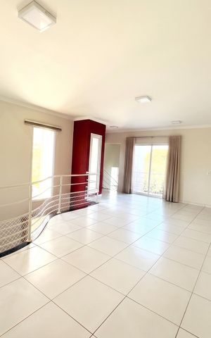 Casa à venda com 349m², 3 quartos e 4 vagas Casa à venda com 349m², 3 quartos e 4 vagasSala
