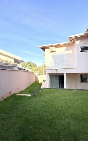 Casa à venda com 349m², 3 quartos e 4 vagas Casa à venda com 349m², 3 quartos e 4 vagasFachada