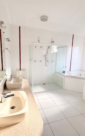 Casa à venda com 349m², 3 quartos e 4 vagas Casa à venda com 349m², 3 quartos e 4 vagasBanheiro - Suíte 3