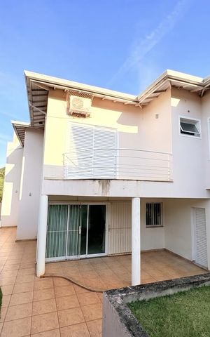 Casa à venda com 349m², 3 quartos e 4 vagas Casa à venda com 349m², 3 quartos e 4 vagasFachada