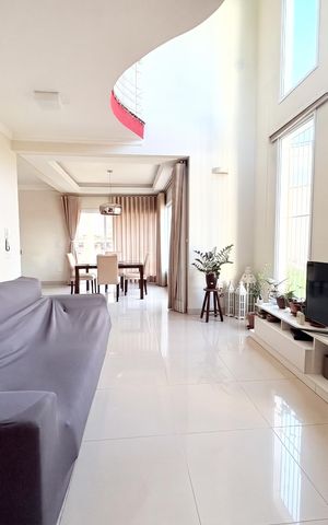 Casa à venda com 349m², 3 quartos e 4 vagas Casa à venda com 349m², 3 quartos e 4 vagasSala